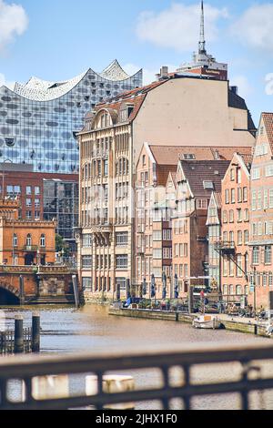 Alsterfleet à Hambourg avec vue sur l'Elbphilharmonie. Photo de haute qualité Banque D'Images