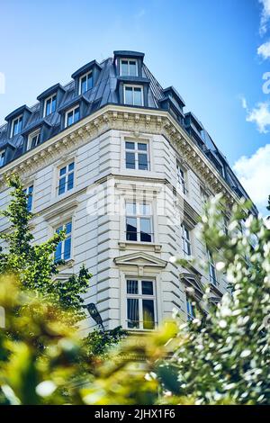 Immeuble résidentiel blanc à Hambourg en Allemagne. Photo de haute qualité Banque D'Images