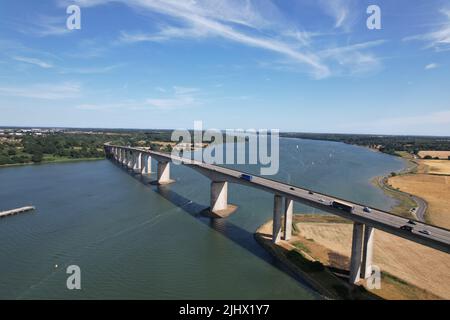 Orwell Road Bridge A14 autoroute Suffolk UK , vue aérienne de drone Banque D'Images