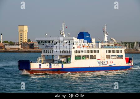 ferry de l'île de wight st faith passant la tour d'entraînement d'évacuation des sous-marins à hms dolphin sur le front de mer à gosport uk sur la traversée à fishbourne. Banque D'Images