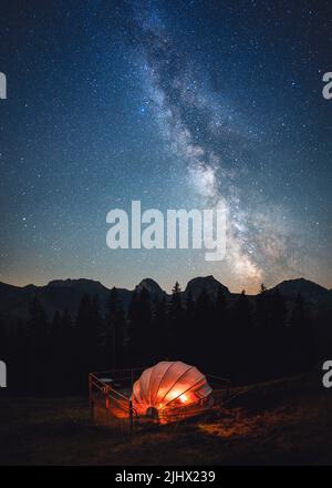 Le luxe dans un hôtel à bulles sous un million d'étoiles à Gantrisch Banque D'Images