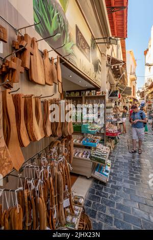 zone commerçante touristique à rethymno sur l'île grecque de crète, boutiques de souvenirs et boutiques de cadeaux dans une rue en crète, zone commerçante touristique en crète. Banque D'Images