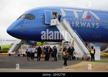 Farnborough, Royaume-Uni. 20th juillet 2022. Les fabricants d'aéronefs et les fournisseurs de composants se sont réunis à Farnborough pour la première journée d'un salon professionnel de trois jours. Airbus a montré leur nouveau A350-900 dans la décoration d'ITA Airways. Banque D'Images