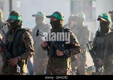 Gaza, bande de Gaza, Palestine. 20th juillet 2022. Gaza, Palestine. 20 juillet 2022. Les Brigades Izz ad-DIN Al-Qassam, l'aile militaire du mouvement palestinien de résistance islamique du Hamas, tiennent une marche militaire au port de Gaza dans la ville de Gaza. La marche marque l'anniversaire de la prise du soldat israélien Aron Shaul par les Brigades Al Qassam lors de la guerre d'Israël sur Gaza en 2014 (Credit image: © Ahmad Hasaballah/IMAGESLIVE via ZUMA Press Wire) Banque D'Images