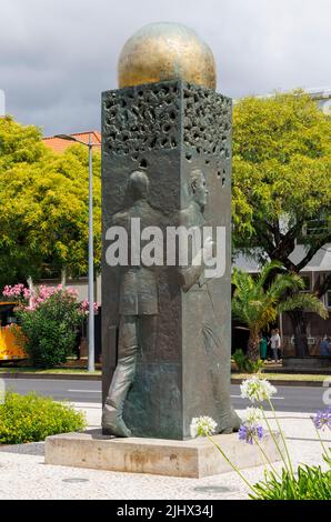 Statue sur l'Avenida do Mar, Funchal dédiée au secteur des affaires de Madère. Banque D'Images