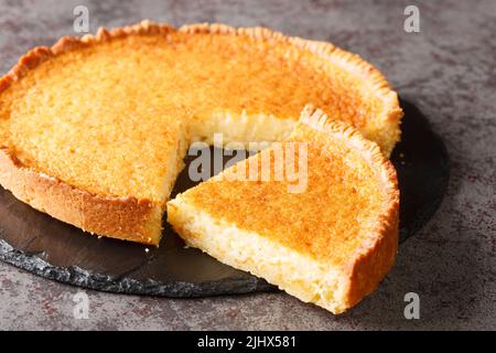 Un des mélanges les plus crémeux de gaires et sucrées cette tarte au babeurre du Sud se trouve dans une assiette en ardoise sur la table. Horizontale Banque D'Images