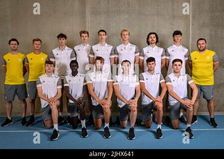 La sélection de volleyball masculin pose pour une photo de groupe lors d'un exercice de renforcement d'équipe pour les athlètes participant au Festival olympique de la jeunesse européenne d'été 2022 (EYOF), mercredi 20 juillet 2022 à Louvain-la-Neuve. Le FEJ 2022 aura lieu à Banska Bystrica, Slovaquie, du 24 au 30 juillet. BELGA PHOTO DIRK WAEM Banque D'Images