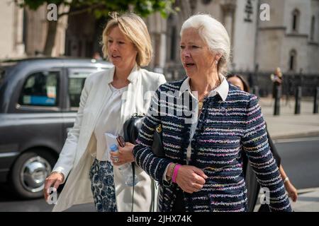 Alexandra Pettifer, mieux connue sous le nom de Tiggy Legge-Bourke, une ancienne nounou du duc de Cambridge, devant la High court, dans le centre de Londres, après que la BBC ait accepté de payer ses dommages substantiels suite à des allégations « fausses et malveillantes » sur son utilisation pour obtenir l'entretien Panorama de Martin Bashir en 1995 avec Diana, princesse de Galles. Date de la photo: Jeudi 21 juillet 2022. Banque D'Images