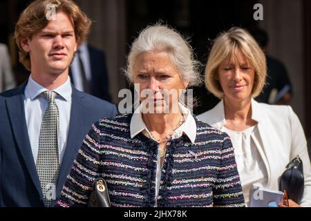 Alexandra Pettifer, mieux connue sous le nom de Tiggy Legge-Bourke, une ancienne nounou du duc de Cambridge, devant la High court, dans le centre de Londres, après que la BBC ait accepté de payer ses dommages substantiels suite à des allégations « fausses et malveillantes » sur son utilisation pour obtenir l'entretien Panorama de Martin Bashir en 1995 avec Diana, princesse de Galles. Date de la photo: Jeudi 21 juillet 2022. Banque D'Images