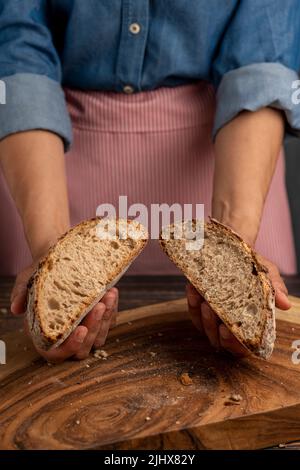 Femme tenant du pain de levain frais et fait maison - photo de stock Banque D'Images