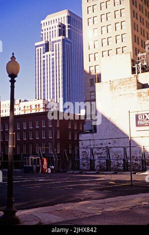Contraste entre les bâtiments anciens et modernes du quartier central des affaires, la Nouvelle-Orléans, Louisiane, États-Unis 1989 Banque D'Images