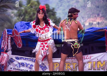 Les gens qui dansent en procession dans les rues du carnaval de Pâques, Kingston, Jamaïque, Antilles en 1990 Banque D'Images