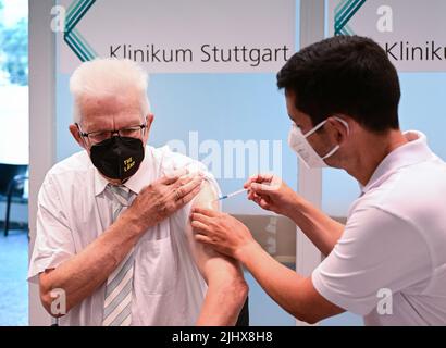 Stuttgart, Allemagne. 21st juillet 2022. Winfried Kretschmann (l, Bündnis 90/Die Grünen), Ministre Président du Bade-Wurtemberg, reçoit sa deuxième vaccination de rappel contre le coronavirus de l'agent de vaccination Christian Menzel au service de vaccination de l'hôpital de Stuttgart. Credit: Bernd Weißbrod/dpa/Alay Live News Banque D'Images