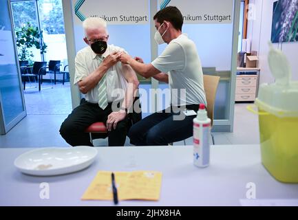 Stuttgart, Allemagne. 21st juillet 2022. Winfried Kretschmann (l, Bündnis 90/Die Grünen), Ministre Président du Bade-Wurtemberg, reçoit sa deuxième vaccination de rappel contre le coronavirus de l'agent de vaccination Christian Menzel au service de vaccination de l'hôpital de Stuttgart. Credit: Bernd Weißbrod/dpa/Alay Live News Banque D'Images