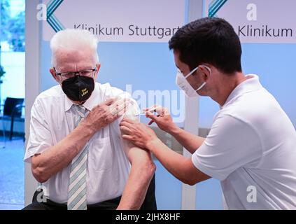 Stuttgart, Allemagne. 21st juillet 2022. Winfried Kretschmann (l, Bündnis 90/Die Grünen), Ministre Président du Bade-Wurtemberg, reçoit sa deuxième vaccination de rappel contre le coronavirus de l'agent de vaccination Christian Menzel au service de vaccination de l'hôpital de Stuttgart. Credit: Bernd Weißbrod/dpa/Alay Live News Banque D'Images