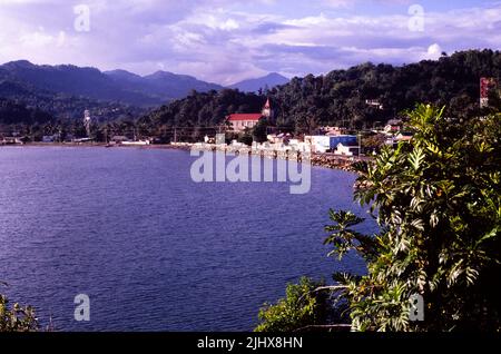 Vue sur la côte baie East Harbour, église paroissiale de Portland, Port Antonio, Jamaïque, Antilles en 1990 Banque D'Images