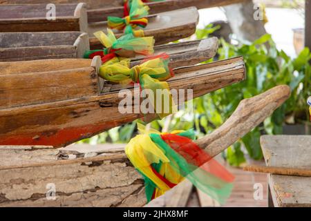 Les rubans colorés liés aux bateaux traditionnels en bois, Thaïlande Banque D'Images