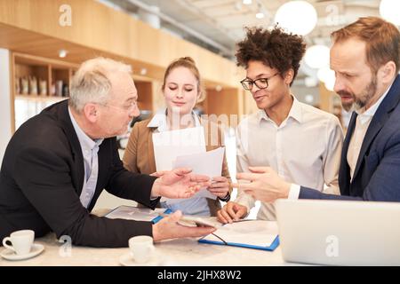 L'équipe de démarrage et les consultants discutent de la planification de projet dans le cadre de l'atelier de stratégie Banque D'Images