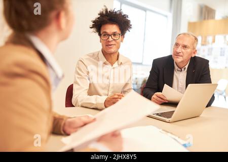 Les fondateurs de l'équipe de démarrage et les consultants travaillent ensemble lors d'une réunion d'affaires au bureau Banque D'Images