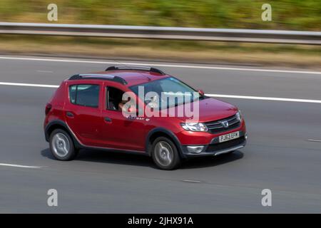 Stepway 2013 Red DACIA Sandero 1461cc Diesel ; sur l'autoroute M6, Royaume-Uni Banque D'Images