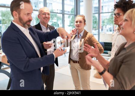 Consultants d'affaires et équipe de démarrage pendant la planification de la stratégie lors de l'atelier de conseil Banque D'Images