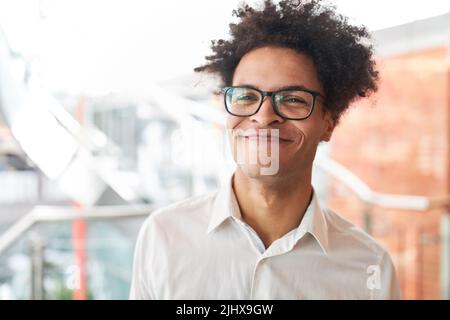 Un jeune homme souriant et heureux avec afro regarder comme un fondateur de démarrage réussi Banque D'Images