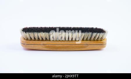 Brosse à chaussures en bois brosse à crin pour le polissage des chaussures en cuir sur fond blanc Banque D'Images
