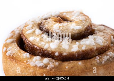 Petits pains à la cannelle. Kanelbulle dessert suédois isolé sur fond blanc Banque D'Images