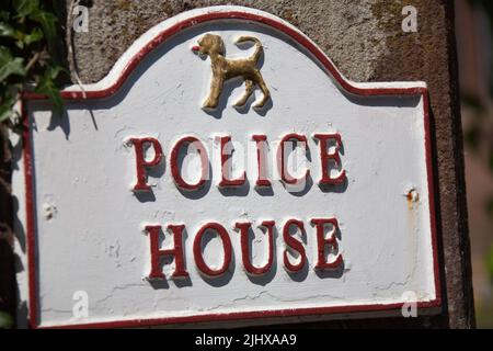 Village d'Eccleston, Angleterre. Vue pittoresque en gros plan d'une plaque portant le nom d'une maison Eaton Estate (maison de police) sur Hill Road. Banque D'Images