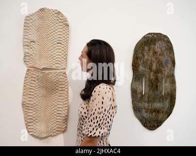 Galerie Elizabeth Xi Bauer, Deptford, Londres, Royaume-Uni. 21 juillet 2022. L'exposition de groupe The Immortal features travaille par Caroline Achaintre, Lorena Ancona, Tonico Lemos AUD, Dan Coopey, Marta Jakobovits et Antonio Pichillá et s'inspire de la façon dont ces artistes emplo l'exposition se déroule jusqu'au 14 septembre. Image : Caroline Achaintre, 2019. À gauche : Sir plus ; à droite : Akin. Avec l'aimable autorisation de Arcade London & Brussels et ArtConcept, Paris. Crédit : Malcolm Park/Alay Live News Banque D'Images