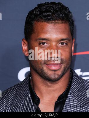 HOLLYWOOD, LOS ANGELES, CALIFORNIE, États-Unis - JUILLET 20 : le quart de quart américain du football pour les Broncos de Denver de la Ligue nationale de football Russell Wilson arrive aux EPPY Awards 2022 qui se tiennent au Dolby Theatre on 20 juillet 2022 à Hollywood, Los Angeles, Californie, États-Unis. (Photo de Xavier Collin/image Press Agency) Banque D'Images