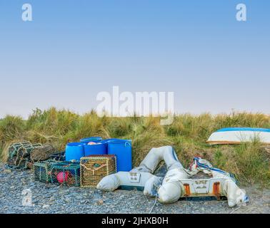 fischermans langoustes boîtes de crabes barriques bleues et canots dégonflés dans le gilet ouest du pays de galles au Royaume-Uni Banque D'Images