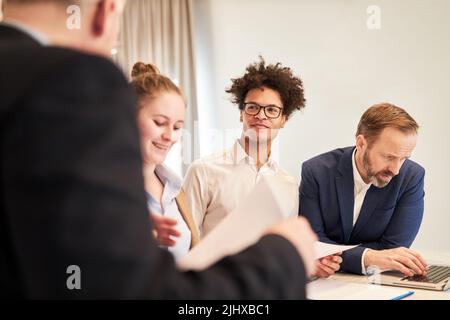 L'équipe d'affaires de démarrage et les consultants travaillent ensemble dans un atelier de conseil au bureau Banque D'Images