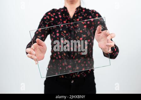 Femme professionnelle portant un T-shirt fleuri tenant un verre transparent et affichant des données de vente importantes. Femme avec bannière rectangulaire faisant la promotion du Banque D'Images