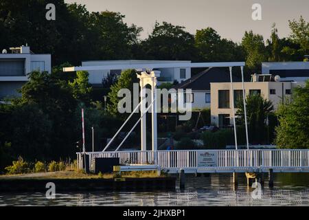 20 juillet 2022, Basse-Saxe, Wendeburg: Vue du pont-levis séparant la marina de Bortfeld du canal Mittelland. Photo: Stefan Jaitner/dpa Banque D'Images