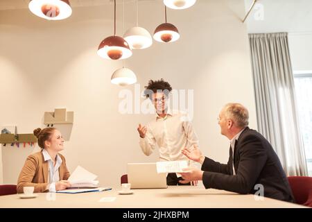 Les fondateurs de l'équipe de démarrage et les consultants discutent de la planification de la stratégie lors d'une réunion d'affaires Banque D'Images