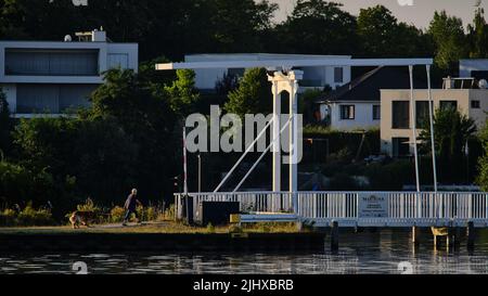 20 juillet 2022, Basse-Saxe, Wendeburg: Vue du pont-levis séparant la marina de Bortfeld du canal Mittelland. Photo: Stefan Jaitner/dpa Banque D'Images