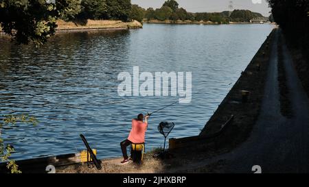 20 juillet 2022, Basse-Saxe, Wendeburg: Un pêcheur à la ligne pêche tôt le matin au Mittellandkanal près de la Marina Bortfeld. Photo: Stefan Jaitner/dpa Banque D'Images