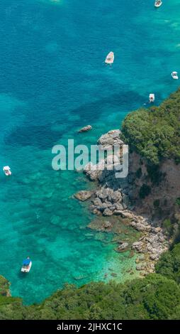 Vue aérienne sur la plage de Klimatia, près de la plage de Limni sur l'île de Corfou. Côte. Eau transparente et cristalline, bateaux amarrés et baigneurs. Banque D'Images