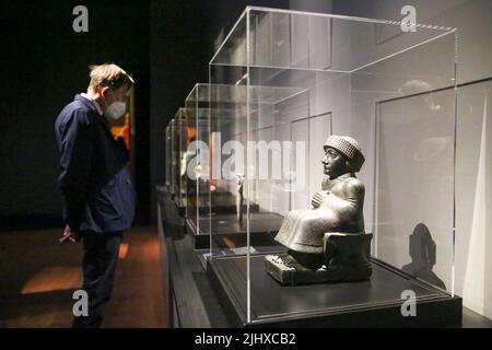 (220721) -- SÉOUL, 21 juillet 2022 (Xinhua) -- Un visiteur voit une exposition à la Galerie mésopotamienne du Musée national de Corée à Séoul, Corée du Sud, 21 juillet 2022. Le Musée national de Corée a récemment créé la Galerie Mésopotamie dans son hall d'exposition permanent et présente une exposition du patrimoine culturel mésopotamien. L'exposition se tiendra du 22 juillet 2022 au 28 janvier 2024. (Xinhua/Wang Yiliang) Banque D'Images