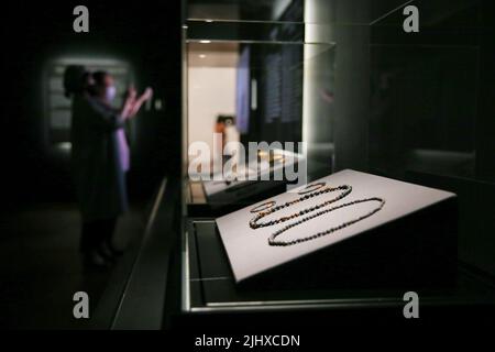 (220721) -- SÉOUL, 21 juillet 2022 (Xinhua) -- les visiteurs voient des expositions à la Galerie mésopotamienne du Musée national de Corée à Séoul, Corée du Sud, 21 juillet 2022. Le Musée national de Corée a récemment créé la Galerie Mésopotamie dans son hall d'exposition permanent et présente une exposition du patrimoine culturel mésopotamien. L'exposition se tiendra du 22 juillet 2022 au 28 janvier 2024. (Xinhua/Wang Yiliang) Banque D'Images