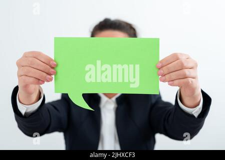 Femme d'affaires tenant une bulle de discours avec des messages importants. Femme présentant des informations de base sur le ballon de dialogue. Lady montrant les dernières mises à jour sur Banque D'Images