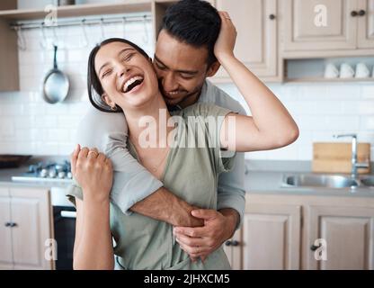 Passer du temps avec ma personne préférée. Un jeune couple passe du temps ensemble à la maison. Banque D'Images