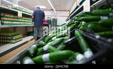Stuttgart, Allemagne. 21st juillet 2022. Les gens achètent des provisions dans une banque alimentaire. Les associations sociales ont exigé que le gouvernement vert-noir convoque immédiatement un sommet social. Credit: Bernd Weißbrod/dpa/Alay Live News Banque D'Images