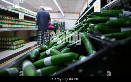 Stuttgart, Allemagne. 21st juillet 2022. Les gens achètent des provisions dans une banque alimentaire. Les associations sociales ont exigé que le gouvernement vert-noir convoque immédiatement un sommet social. Credit: Bernd Weißbrod/dpa/Alay Live News Banque D'Images