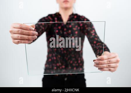 Femme d'affaires tenant un verre rectangulaire tout en affichant des données importantes. Femme portant un T-shirt à motif fleuri montrant une bannière transparente tout en faisant de la publicité sur le Banque D'Images