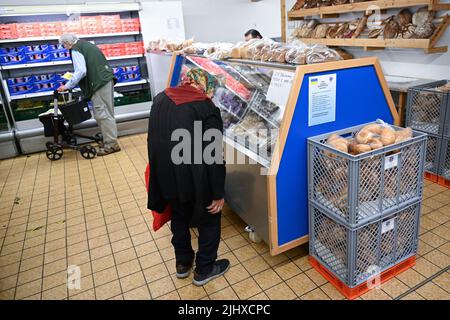 Stuttgart, Allemagne. 21st juillet 2022. Les gens achètent des provisions dans une banque alimentaire. Les associations sociales ont exigé que le gouvernement vert-noir convoque immédiatement un sommet social. Credit: Bernd Weißbrod/dpa/Alay Live News Banque D'Images