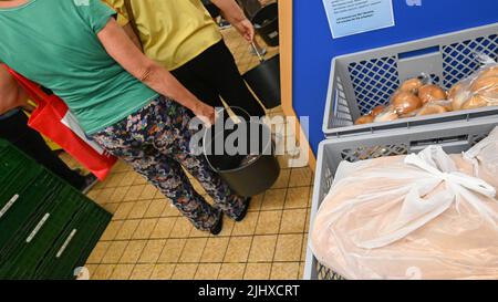 Stuttgart, Allemagne. 21st juillet 2022. Les gens achètent des provisions dans une banque alimentaire. Les associations sociales ont exigé que le gouvernement vert-noir convoque immédiatement un sommet social. Credit: Bernd Weißbrod/dpa/Alay Live News Banque D'Images