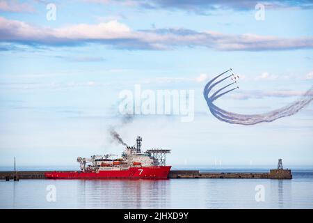 Les flèches rouges de la RAF font leur exposition sur le port de Peterhead à Aberdeenshire, Scotpand, dans le cadre de la semaine écossaise Banque D'Images