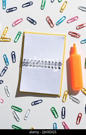 Message important écrit sur le carnet avec des trombones colorés et un marqueur. Informations de base présentées sur le Bloc-notes avec des clips dans tout le monde Banque D'Images